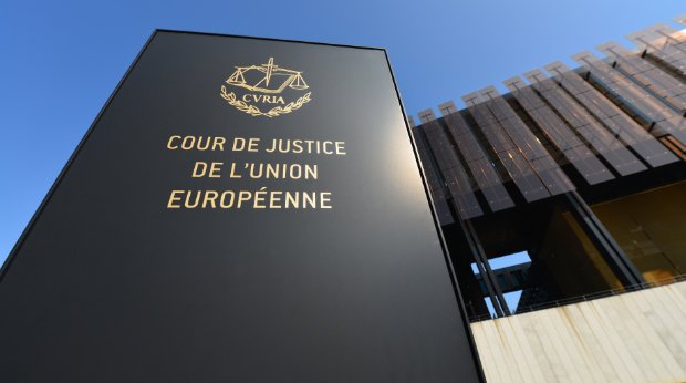 Schild vor dem Gerichtshof der Europäischen Union in Luxemburg