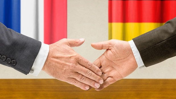 Vertreter Deutschlands und Frankreichs reichen sich die Hand