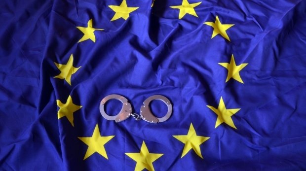 EU-Flagge und Handschellen