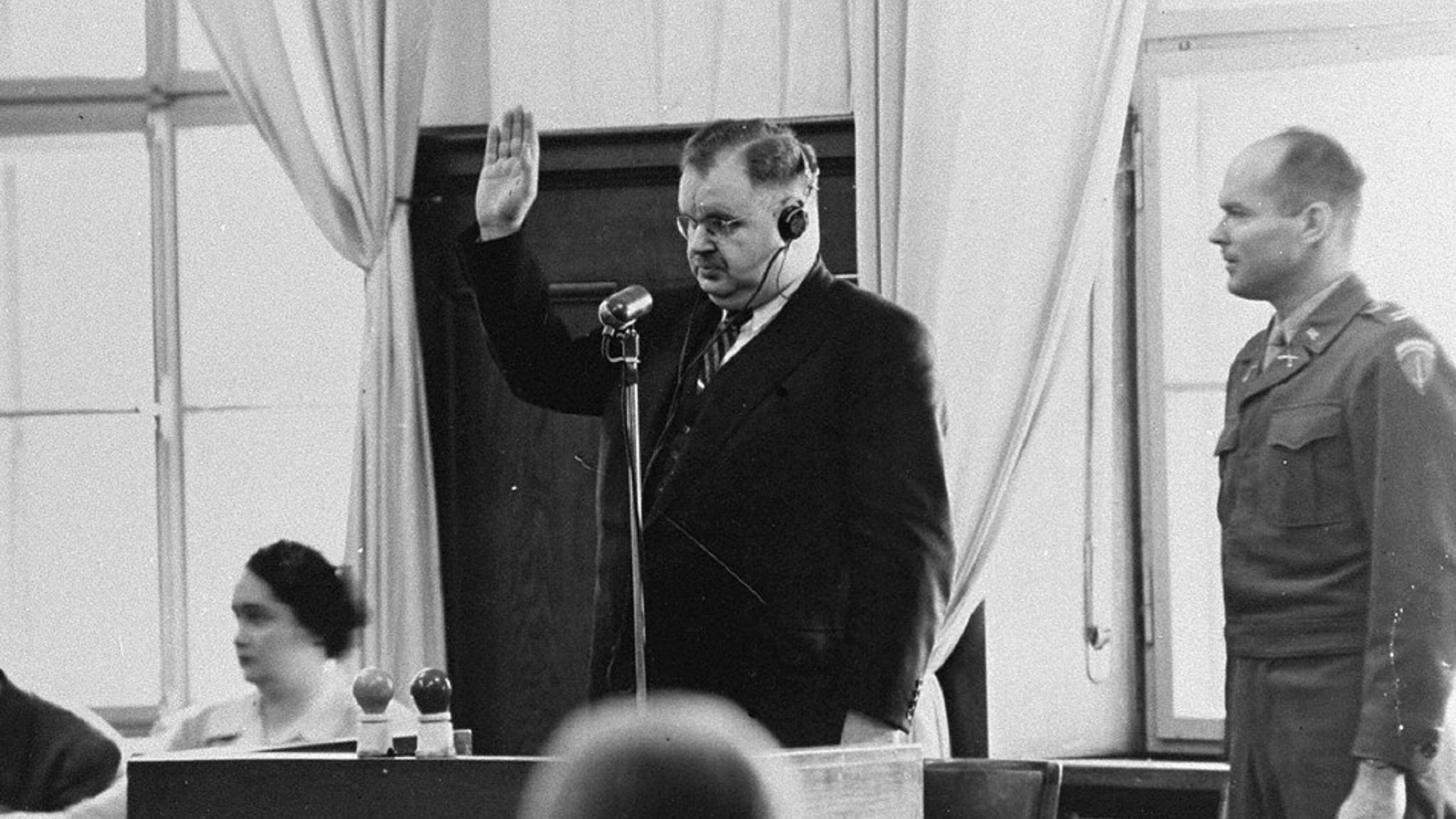 Auerbach wird als Zeuge in einem Auschwitz-Prozess vereidigt (1948)