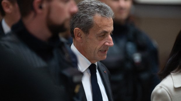 Sarkozy betritt den Gerichtssaal, 5.12.2022