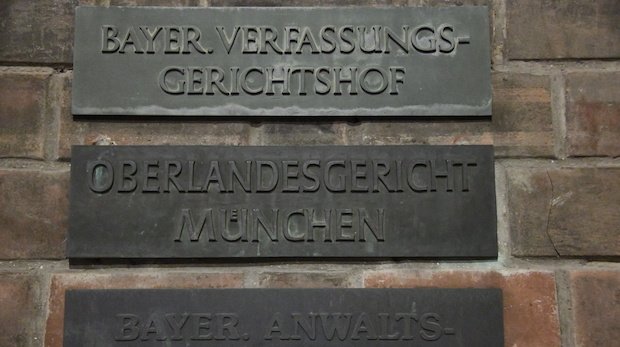 Schild des Bayerischen Verfassungsgerichtshofs an einer Fassade