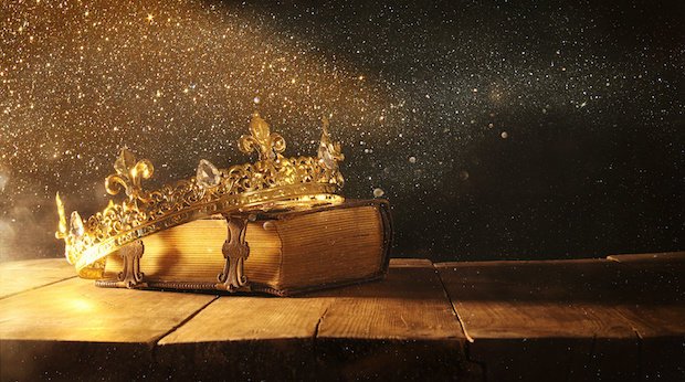 Eine goldene Krone auf einem Buch liegend
