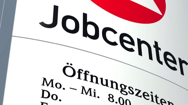 Infotafel mit Logo an einem Jobcenter