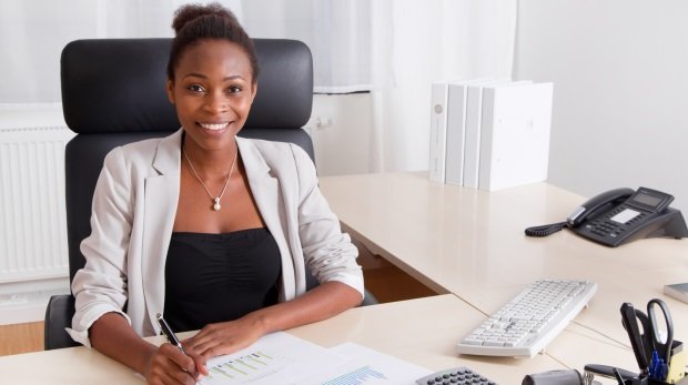 Afrikanisches Mädchen im Büro (Symbolbild)
