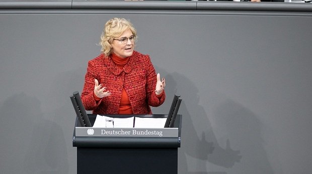Lambrecht am Rednerpult im Bundestag