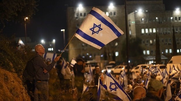 Demonstranten mit Nationalflaggen versammeln sich vor der Knesset während einer Demonstration gegen den umstrittenen Gesetzentwurf der israelischen Regierung zur Justizreform.