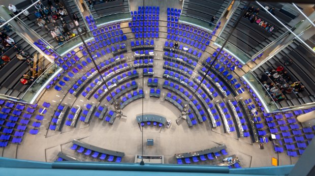 Der Bundestag mit Sitzen und Besucherterrassen aus der Vogelperspektive