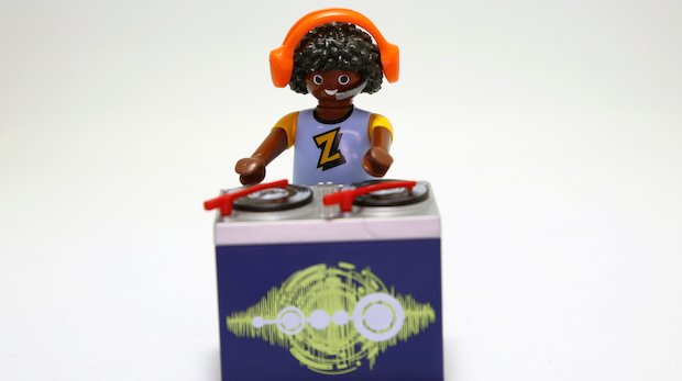Ein Playmobil-DJ mit Kopfhörern