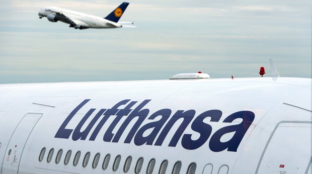 Zwei Flugzeuge der Lufthansa.