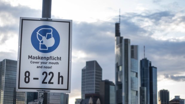 Schild mit Hinweis auf Maskenpflicht in Frankfurt am Main