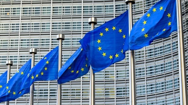EU-Flaggen vor der Kommission in Brüssel