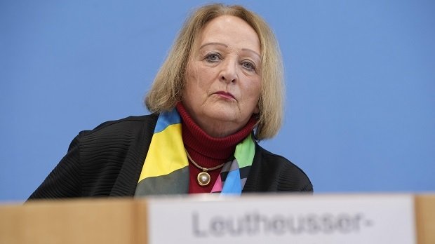 Sabine Leutheusser-Schnarrenberger, Bundesministerin a. D., im Portrait bei der Bundespressekonferenz zum Thema Strafanzeige beim Generalbundesanwalt