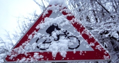 Verschneites Verkehrszeichen