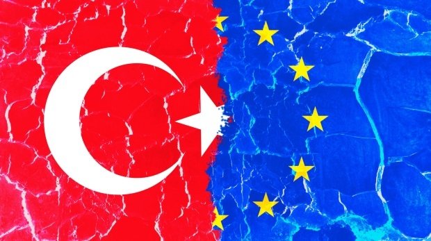 Brökelnde Türkei-EU Flagge