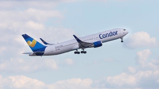 Ein Flugzeug von Condor in der Luft