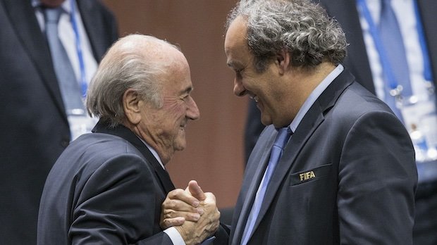 Ex-Fifa-Präsident Sepp Blatter (r) und der ehemalige UEAFA-Präsident Michel Platini im Jahr 2015.