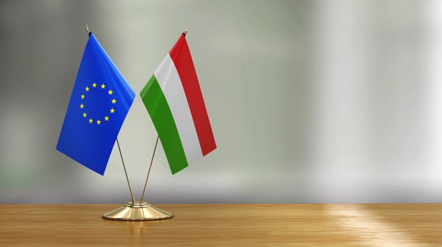 Flaggen von der EU und Ungarn.