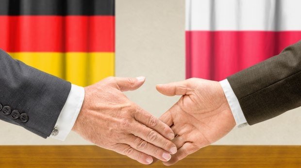 Vertreter Deutschlands und Polens reichen sich die Hand