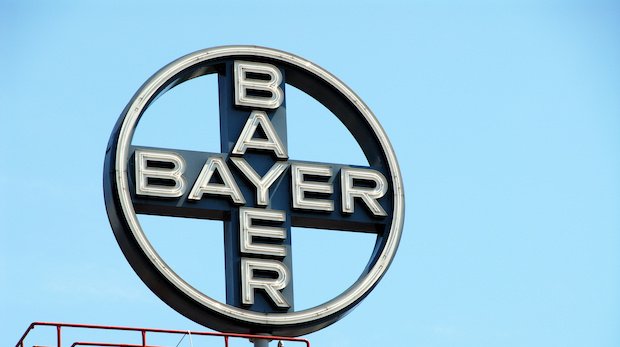 Ein altes Logo des Bayer-Konzerns auf dem Dach eines Gebäudes