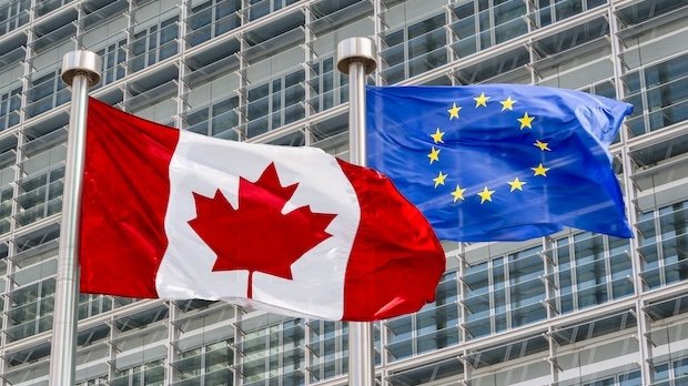 Flaggen von Kanada und EU vor der Kommission in Brüssel