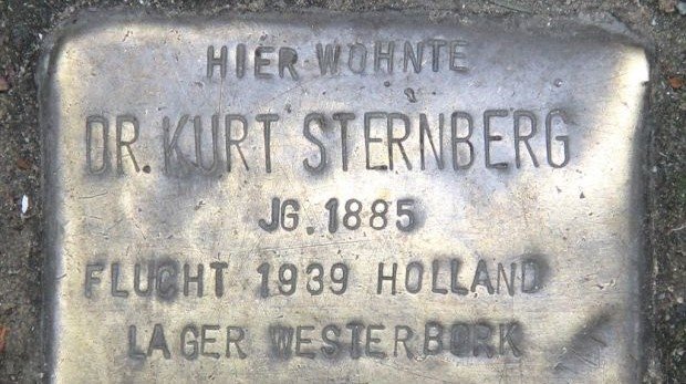 Stolperstein in der Uhlandstraße 175. Andenken an Dr. Kurt Sternberg