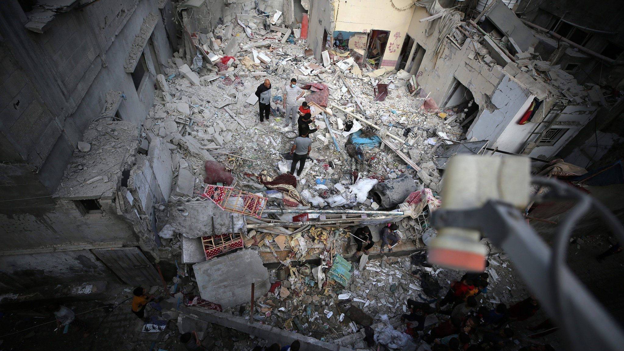 Anwohner führen Suchmaßnahmen durch, nachdem ein israelischer Luftangriff ein Haus im Stadtteil Tel al-Sultan in Rafah getroffen hat.
