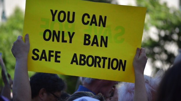 Schild mit der Aufschrift "You can only ban safe abortion" bei einem Protest