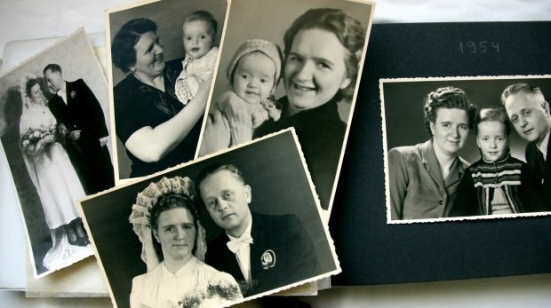 Alte Fotos von einem Ehepaar und Kindern (Symbolbild)