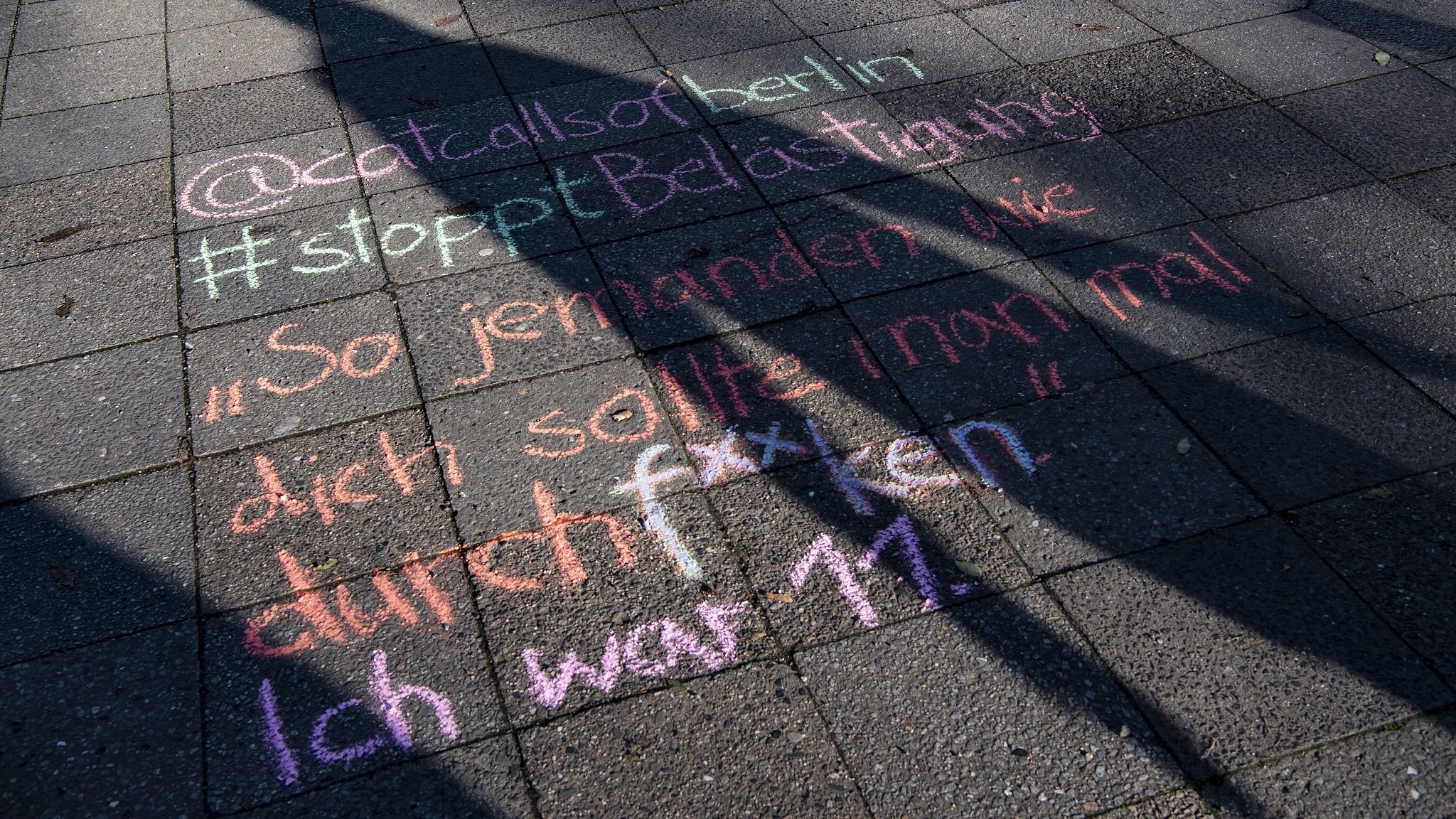 Mit Kreide-Inschriften auf dem Gehsteig protestiert eine Initiative gegen 'Catcalling'