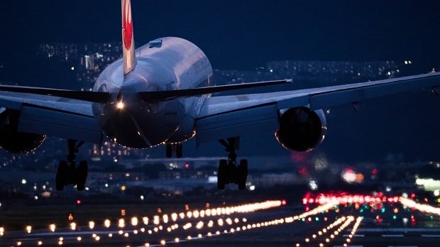 Ein Flugzeug landet bei Nacht