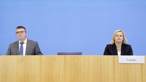 Thomas Haldenwang und Nancy Faeser bei der Bundespressekonferenz zur Vorstellung des Verfassungsschutzberichts 2021.