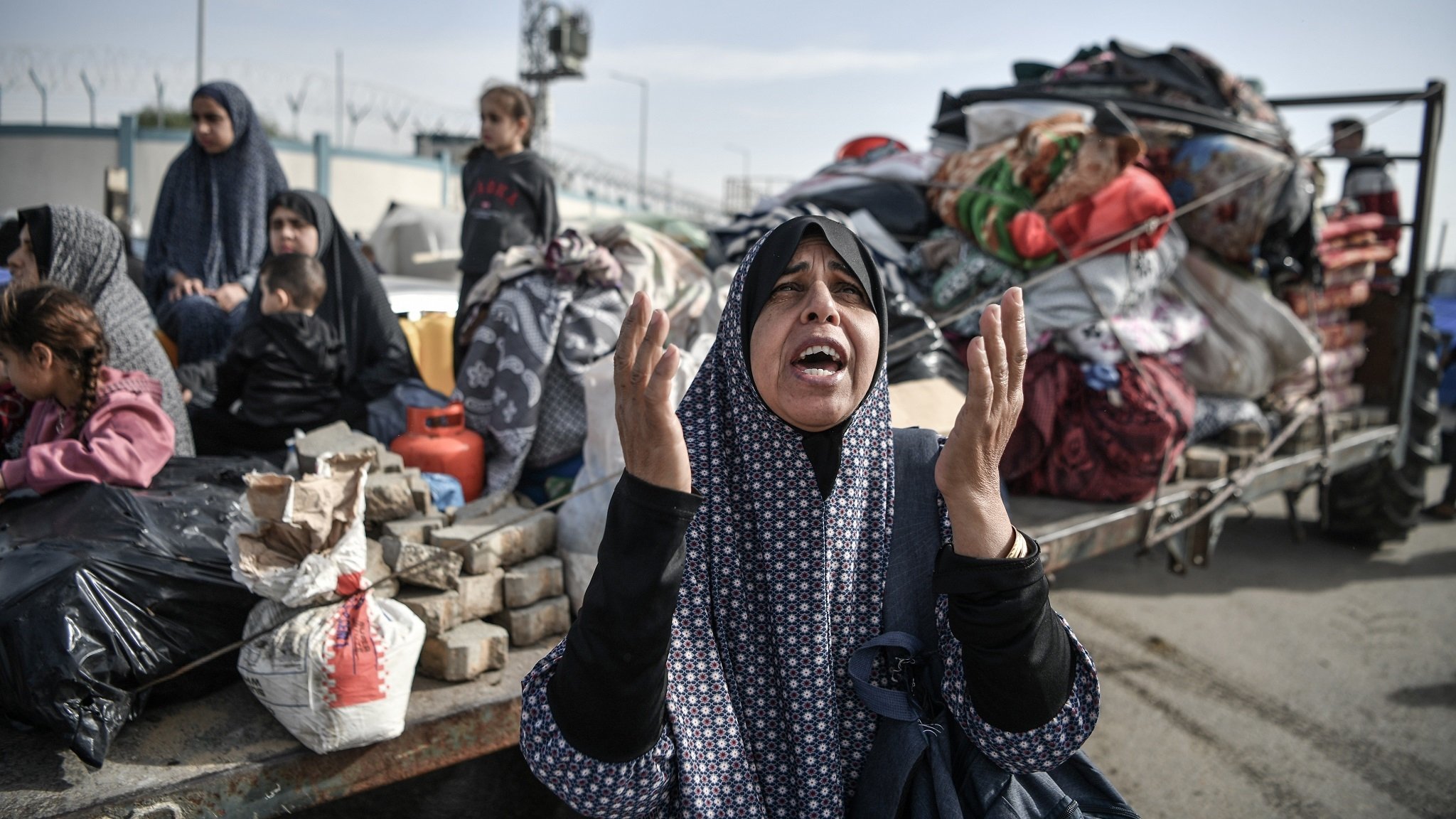 Palästinenser auf dem Weg zum Grenzübergang Rafah