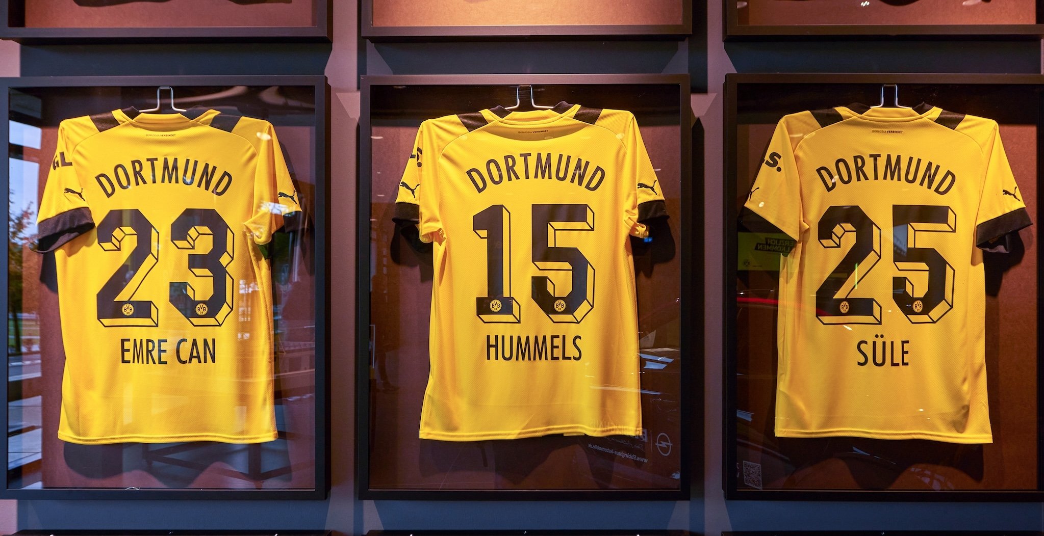 Drei Trikots von Borussia Dortmund