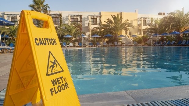 Warnschild am Pool eines Hotels