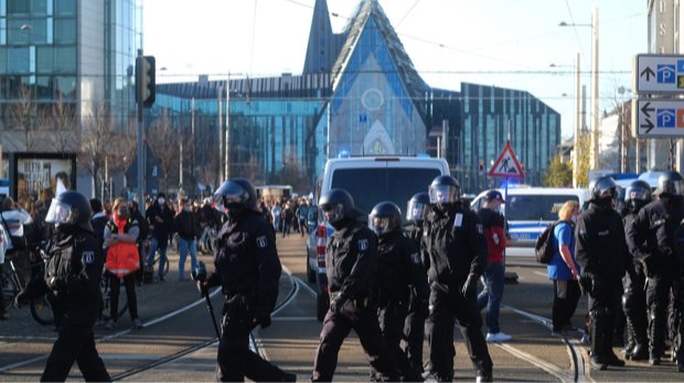 Polizisten im Einsatz auf der Kundgebung der Initiative "Querdenken" am 7.11.20 in Leipzig.