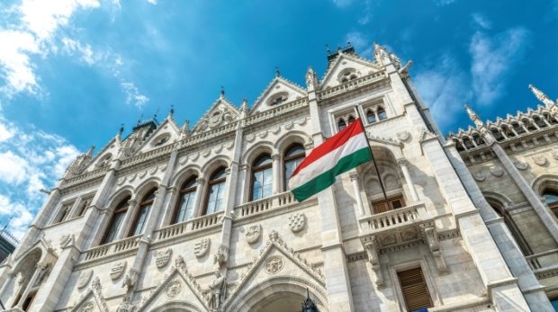 Ungarisches Parlamentsgebäude mit Staatsflagge