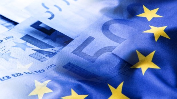 EU-Flagge und Geld