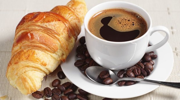 Kaffee und Croissant