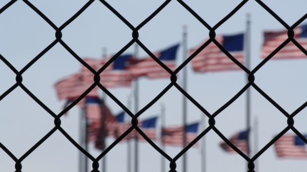US-Flaggen hinter einem Zaun