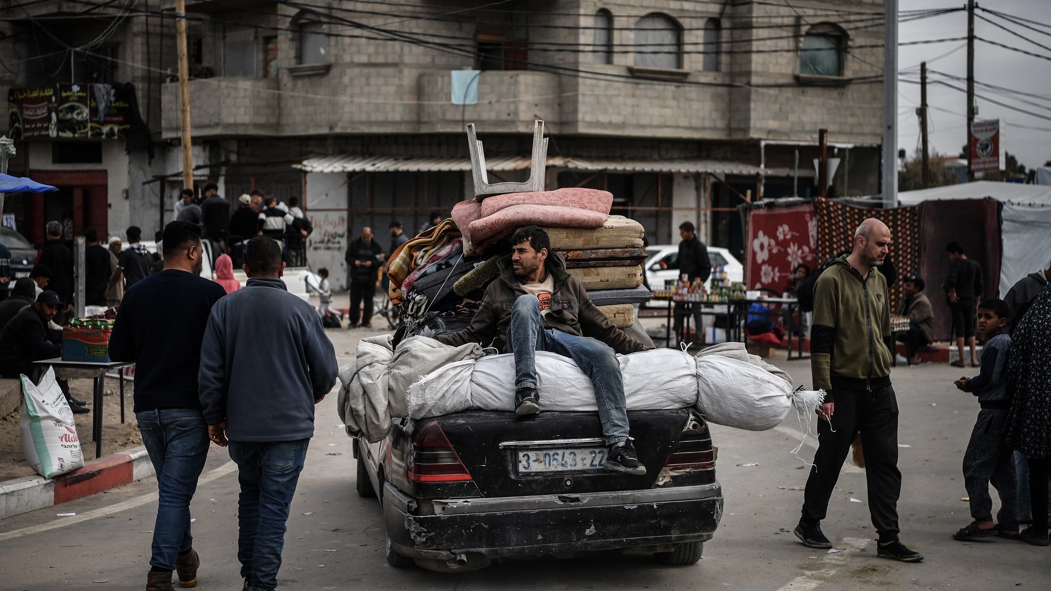 Rafah-Stadt: Palästinenser fliehen mit Hab und Gut