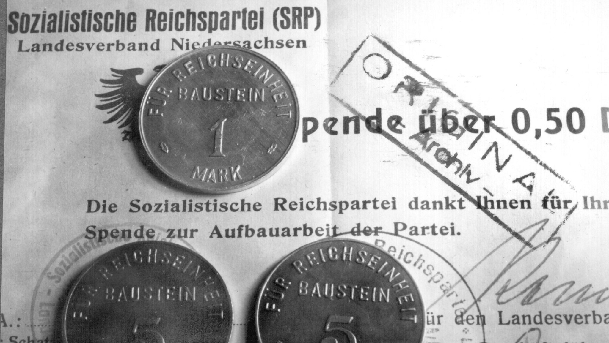 Sogenannte "Parteibausteine" in Form von Münzen und Spendenquittungen, aufgenommen am 20.10.1951