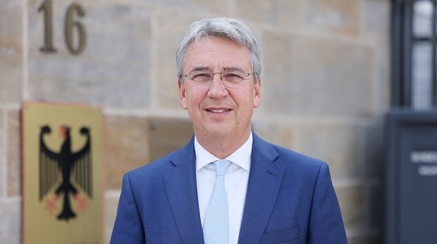 Andreas Mundt, Präsident des Bundeskartellamtes, am 30.08.2022 am Eingang der Behörde