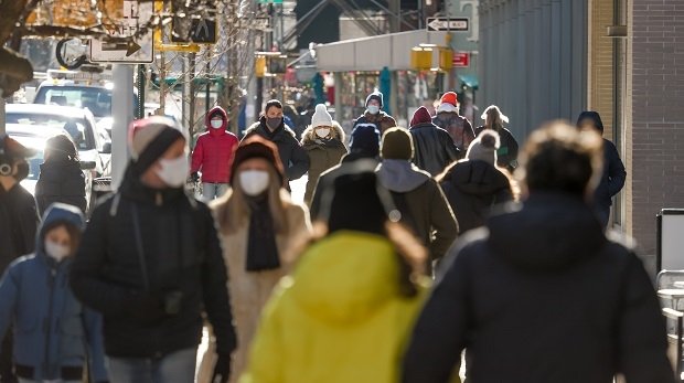 Menschen mit Maske in einer Fußgängerzone