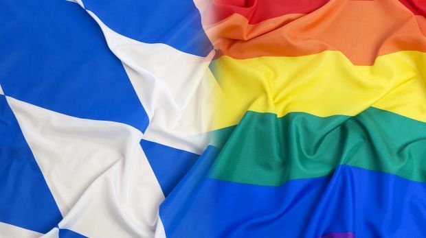 Die bayerische Landesflagge fließt in eine Fahne der Homosexuellenbewegung