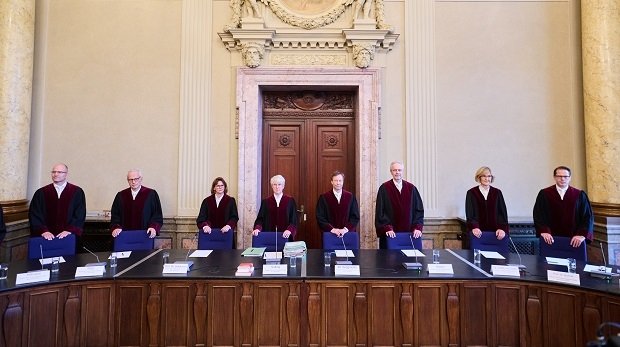Die Richterinnen und Richter des Verfassungsgerichtshofes stehen im Verfassungsgericht. Die Wahl zum Berliner Abgeordnetenhaus muss komplett wiederholt werden.