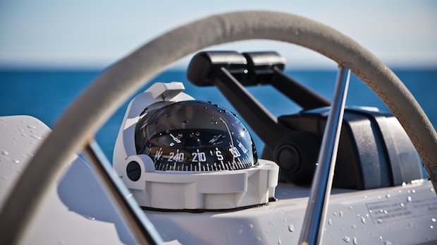 Kompass auf einem Boot