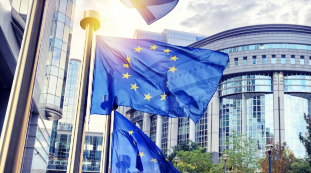 EU-Fahnen vor dem Gebäude des EU-Parlaments in Brüssel