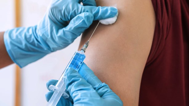 Impfung in einen Arm hinein