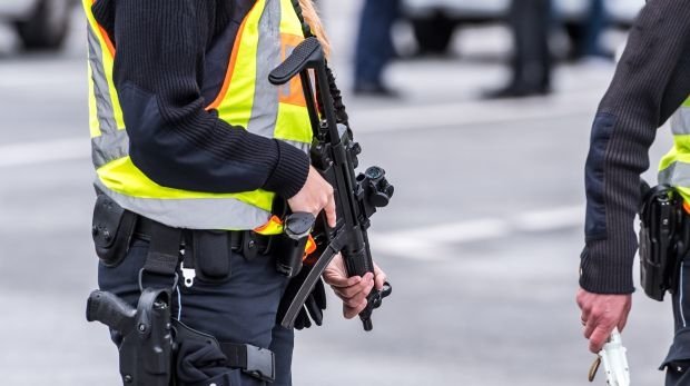 Ein Polizist mit Maschinenpistole (Symbolbild)